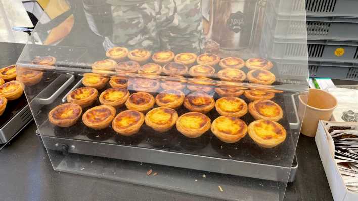 Auf einem Tablet liegen mehrere Pastel de Nata (Foto: rbb 88.8) Auf einem Tablet liegen mehrere Pastel de Nata (Foto: rbb 88.8)