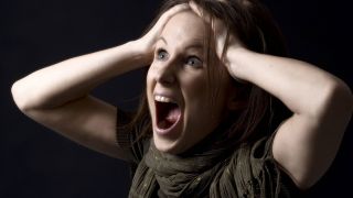Eine Frau schreit (Foto: imago images/blickwinkel)