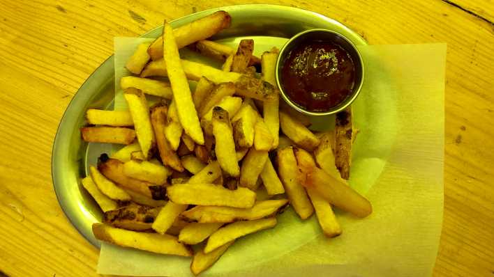 Auf einem Teller liegen Pommes Frites (Foto: rbb 88.8)