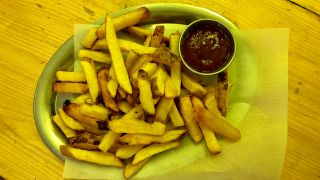 Auf einem Teller liegen Pommes Frites (Foto: rbb 88.8)