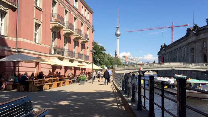 Aussenfassade des Restaurants Petit Bijou in Berlin-Mitte am Spreeufer (Foto: radioBERLIN 88,8 / Jaele Vanuls)