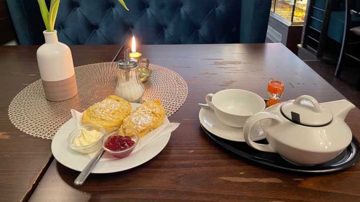 Auf einem Tisch steht Tee und Kuchen (Foto: rbb 88.8)