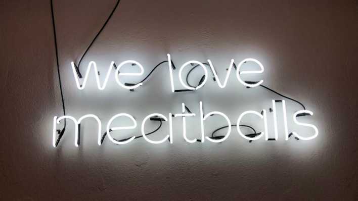 Auf einem Schild in Berlin steht 'We Love Maetballs' (Foto: rbb 88.8) Auf einem Schild in Berlin steht 'We Love Maetballs' (Foto: rbb 88.8)