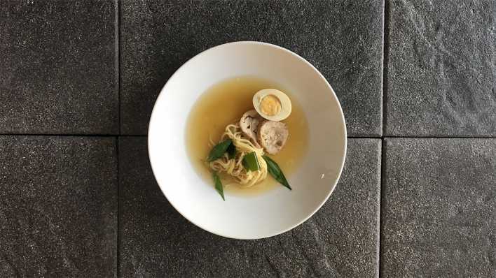 Ein Teller Nudelsuppe steht auf einem Tisch (Foto: Promo) Ein Teller Nudelsuppe steht auf einem Tisch (Foto: Promo)