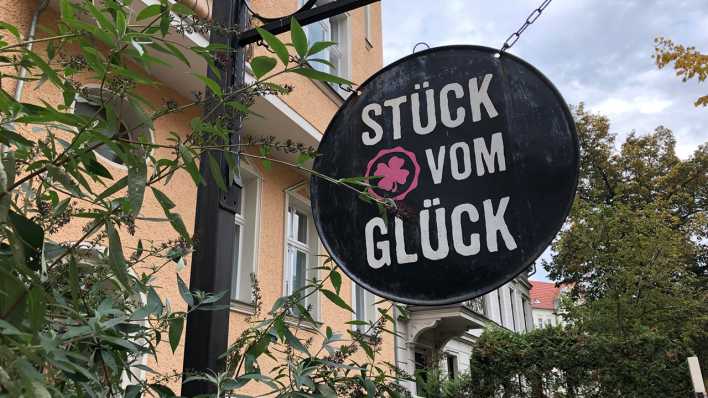 Aussenasicht des Cafes 'Stück vom Glück'. Foto: rbb 88.8 Aussenasicht des Cafes 'Stück vom Glück'. Foto: rbb 88.8