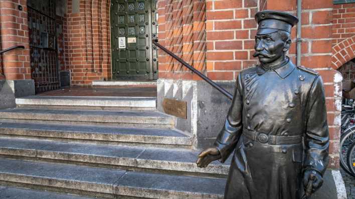 Der Hauptmann von Köpenick vor dem Rathaus in der Altstadt (Foto: imago images/Jürgen Ritter) Der Hauptmann von Köpenick vor dem Rathaus in der Altstadt (Foto: imago images/Jürgen Ritter)