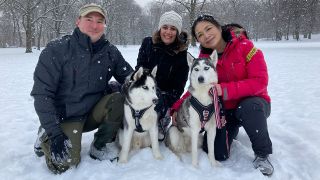Drei Personen sitzen im Schnee mit zwei Hunden (Foto: rbb 88.8)