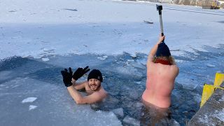 Zwei Männer beim Eisbaden in einem See (Foto: rbb 88.8/Juliane Kowollik)