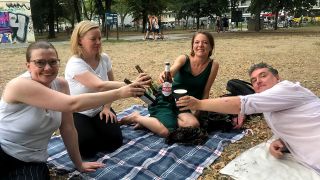 Eine Gruppe junger Leute sitzt im Park auf einer Decke und trinkt Bier (Foto: rbb 88.8)