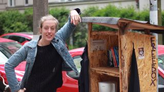 Eine junge Frau steht vor einem Bücherregal (Foto: rbb 88.8)