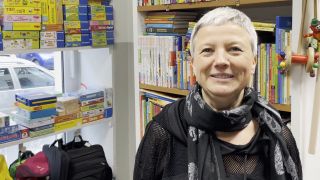 Eine Frau steht in einem Textiliengeschäft (Foto: rbb 88.8)