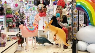 Eine Frau kniet vor zwei Ballonfiguren in einem Laden (Foto: rbb 88.8)