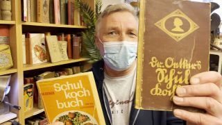Eine Mann hält zwei Bücher in der Hand (Foto: rbb 88.8)