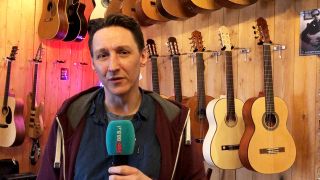 Ein Mann steht in seinem laden und an der Wand hängen Gitarren (Foto: rbb 88.8)