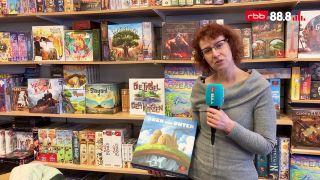 Eine Frau steht vor einem Regal mit Brettspielen (Foto: rbb 88.8)