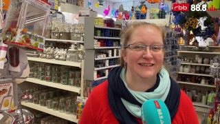 Eine Frau steht in einem Geschäft (Foto: rbb 88.8)