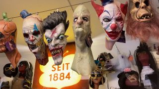 In einem Zauberladen hängen mehrere Masken an der Wand (Foto: rbb 88.8)