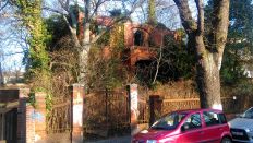 Bauzombie Kriegsruine Beymestraße; rote Backsteinruine, Blick von der Straße; Foto: Matthias Bartsch/radioBERLIN 88,8