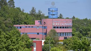 Raststätte Dreilinden mit blauem Turm; Foto: imago/Schöning