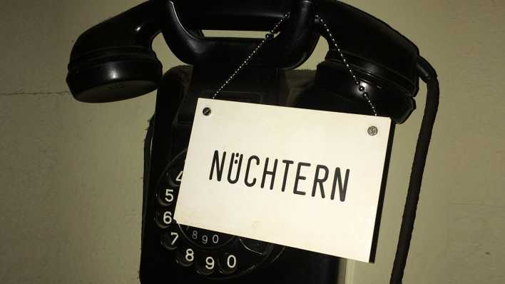 Telefon mit "Nüchtern"-Schild in der Kaiserdiele in Friedenau; Foto: Jaele Vanuls Telefon mit "Nüchtern"-Schild in der Kaiserdiele in Friedenau; Foto: Jaele Vanuls