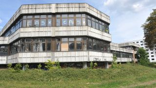 Das ehemalige Sporthotel und Kongresszentrum im Sportforum Hohenschönhausen ist eine Ruine; Foto: imago/Kai Horstmann