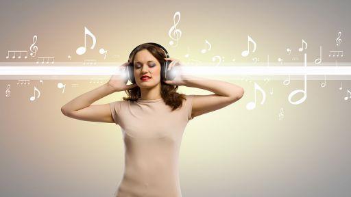 Eine Frau hört Musik unter Kopfhörern (Foto: colourbox)