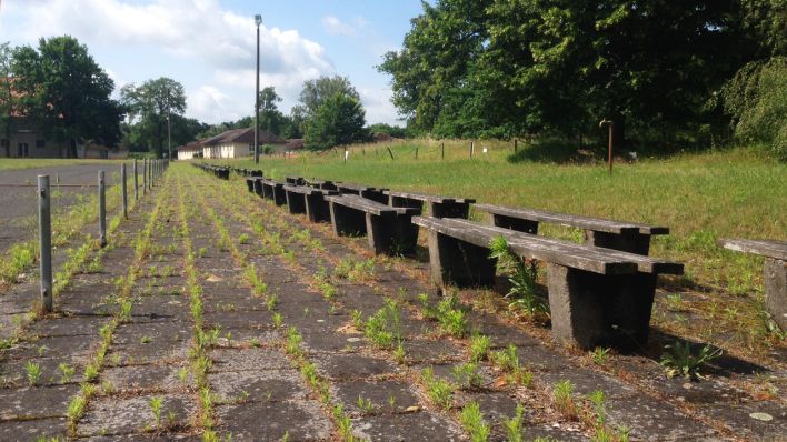 Sportplatz mit Bänken; Foto: radioBERLIN/Miriam Keuter