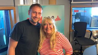 Max Riemelt und rbb 88.8 Moderatorin Marion Hanel (Quelle: rbb/Marion Hanel)