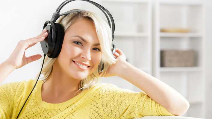 Eine Frau hört Musik mit Kopfhörern (Foto: colourbox) Eine Frau hört Musik mit Kopfhörern (Foto: colourbox)