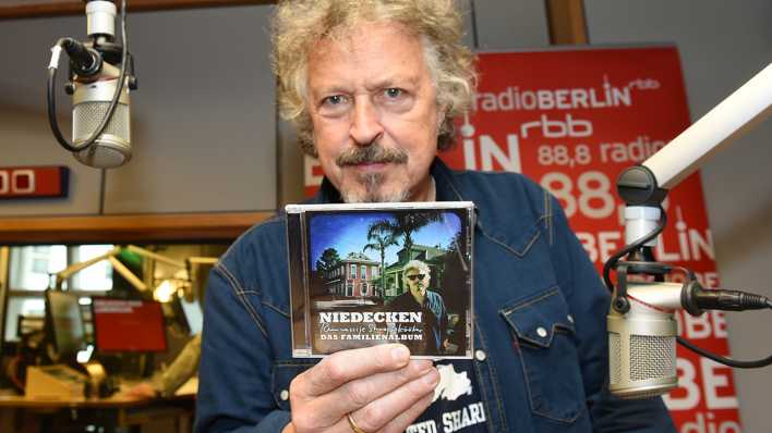 Wolfgang Niedecken mit seiner neuen CD "Das Familienalbum - Reinrassije Strooßekööter"; Foto: radioBERLIN/Peter Rauh Wolfgang Niedecken mit seiner neuen CD "Das Familienalbum - Reinrassije Strooßekööter"; Foto: radioBERLIN/Peter Rauh