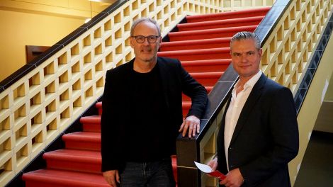 TV-Moderator und Musiker Reinhold Beckmann steht auf einem Treppe im Haus des Rundfunks beim rbb (Foto: radioBERLIN 88,8 / Phillip Schmid)