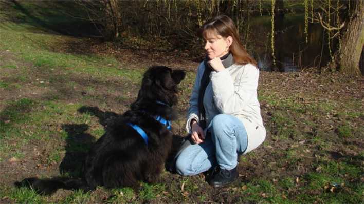 Eine Frau sitzt vor einem Hund (Foto: Privat) Eine Frau sitzt vor einem Hund (Foto: Privat)