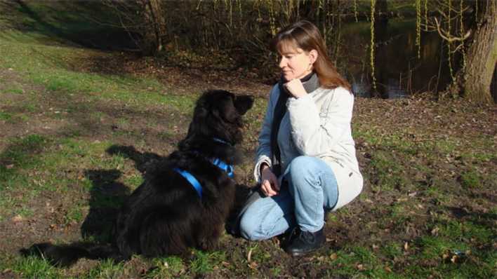 Eine Frau sitzt vor einem Hund (Foto: Privat)