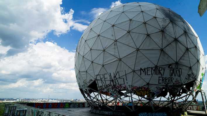 Eine Kuppel der ehemaligen Abhörstation der NSA ist am 01.07.2013 in Berlin auf dem Teufelsberg zu sehen. Bis 1992 hörte der amerikanische Geheimdienst NSA von dort aus den Funk-und Telefonverkehr im Osten ab. Foto: Maurizio Gambarini/dpa +++(c) dpa - Bildfunk+++