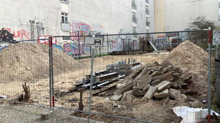 Auf einem Spielplatz stehen mehrer Baugerüste (Foto: rbb 88.8 / Hendrik Schröder)