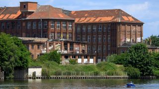 Aussenansicht des Das ehemalige Kabelwerks Köpenick an der Müggelspree. (Foto: imago/PEMAX)