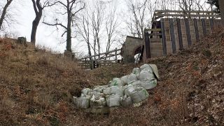 Vor den Überresten der Teufelsbrücke in Wannsee liegen Sandsäcke (Foto: radioBERLIN 88,8 / Miriam Keuter)