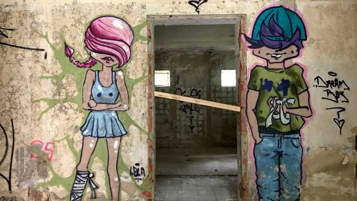 Auf einer Einggansgtür sind zwei Graffitis dargestellt (Foto: Miriam Keuter / rbb 88.8)