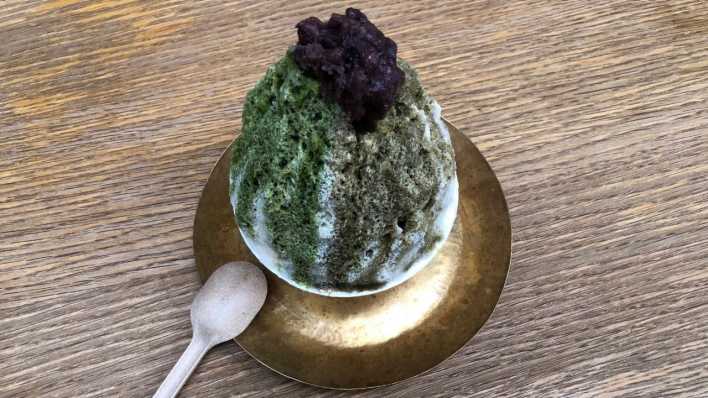 Auf einem Löffel ist das japanische Eis KAKIGORI (Foto: rbb 88.8)