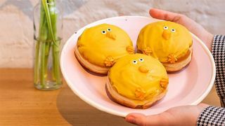 Auf einem Teller liegen mehrere Donuts (Foto: Promo)