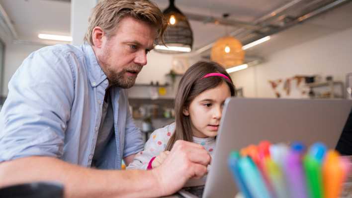Eine Vater sitze mit seinem Kind vor einem Laptop und lernt (Foto: imago images/Westend61) Eine Vater sitze mit seinem Kind vor einem Laptop und lernt (Foto: imago images/Westend61)