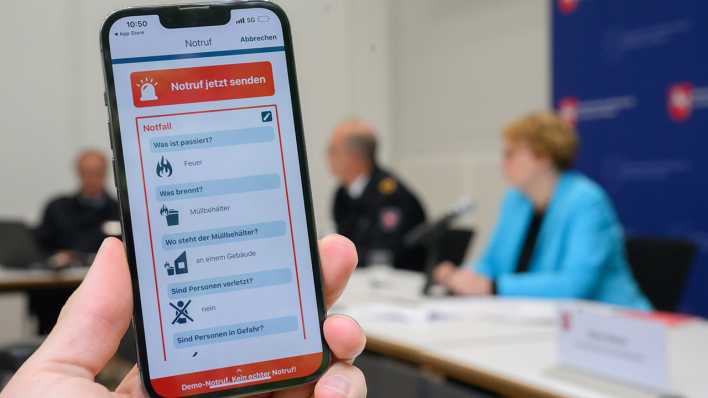 Nora Notrufapp auf einem Handy (Foto: dpa-Bildfunk) Nora Notrufapp auf einem Handy (Foto: dpa-Bildfunk)