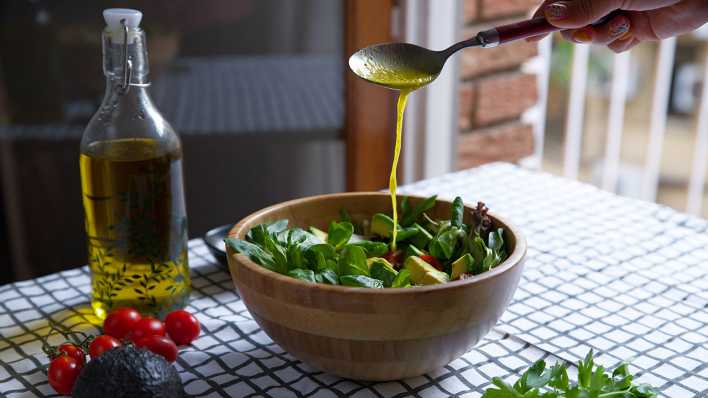 Salatdressing (Foto: imago images/Cavan IMages)