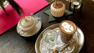 Auf einem Tisch steht eine heiße Tasse Schokolade (Foto: rbb 88.8)