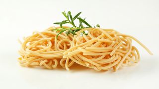 Spaghetti liegen auf einem Teller (Foto: imago images/agefotostock)