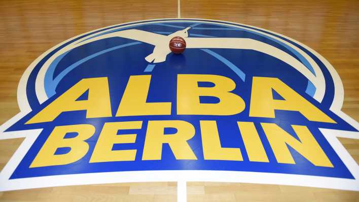 Wappen von Alba Berlin auf einem Hallenboden