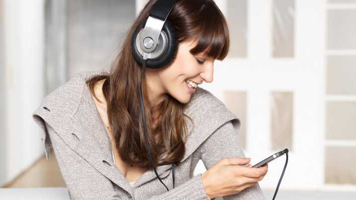 Symbolbild: Frau hört Musik via Smartphone