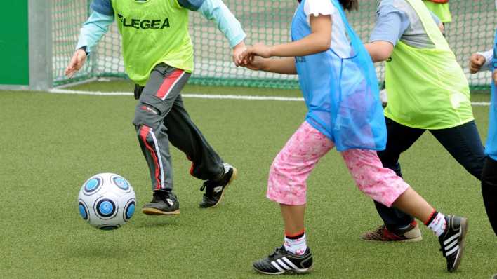 Kinder beim Fußballspielen