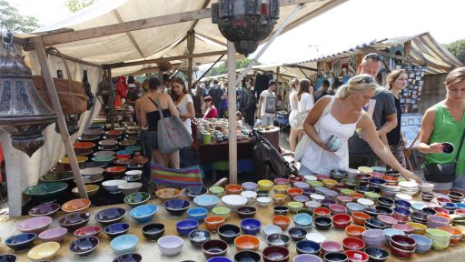 Trödelmarkt mit großem Warenangebot im Mauerpark (Quelle: imago)