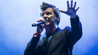 Rick Astley bei Konzert am 27.07.2018 (Bild: imago images/David Jensen)